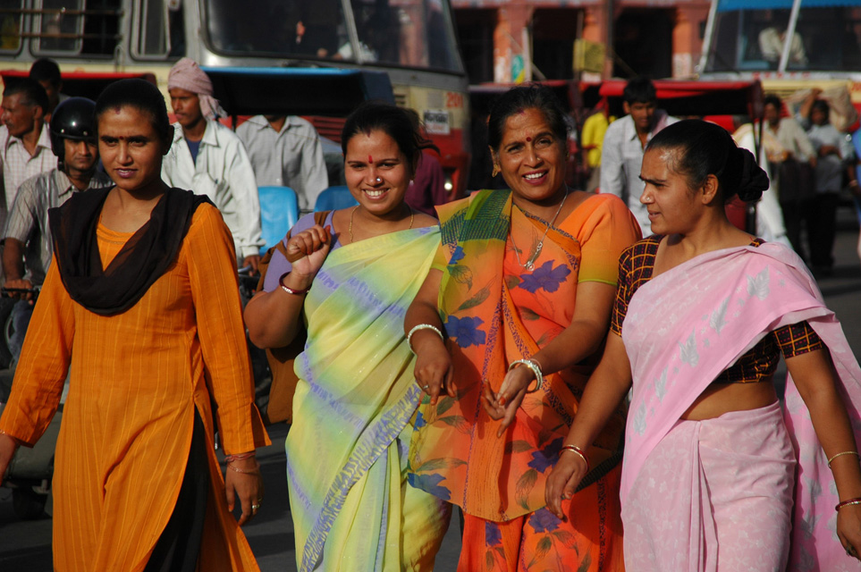 Jaipur, Rajasthan, India / JAI Jaipur women in colourful traditional
